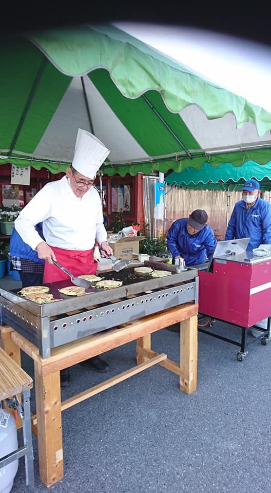12月21日（土）は西脇市卸売市場の市場解放デーに協賛イベントを行いました。出荷者が、お好み焼きと焼き芋を販売しました。